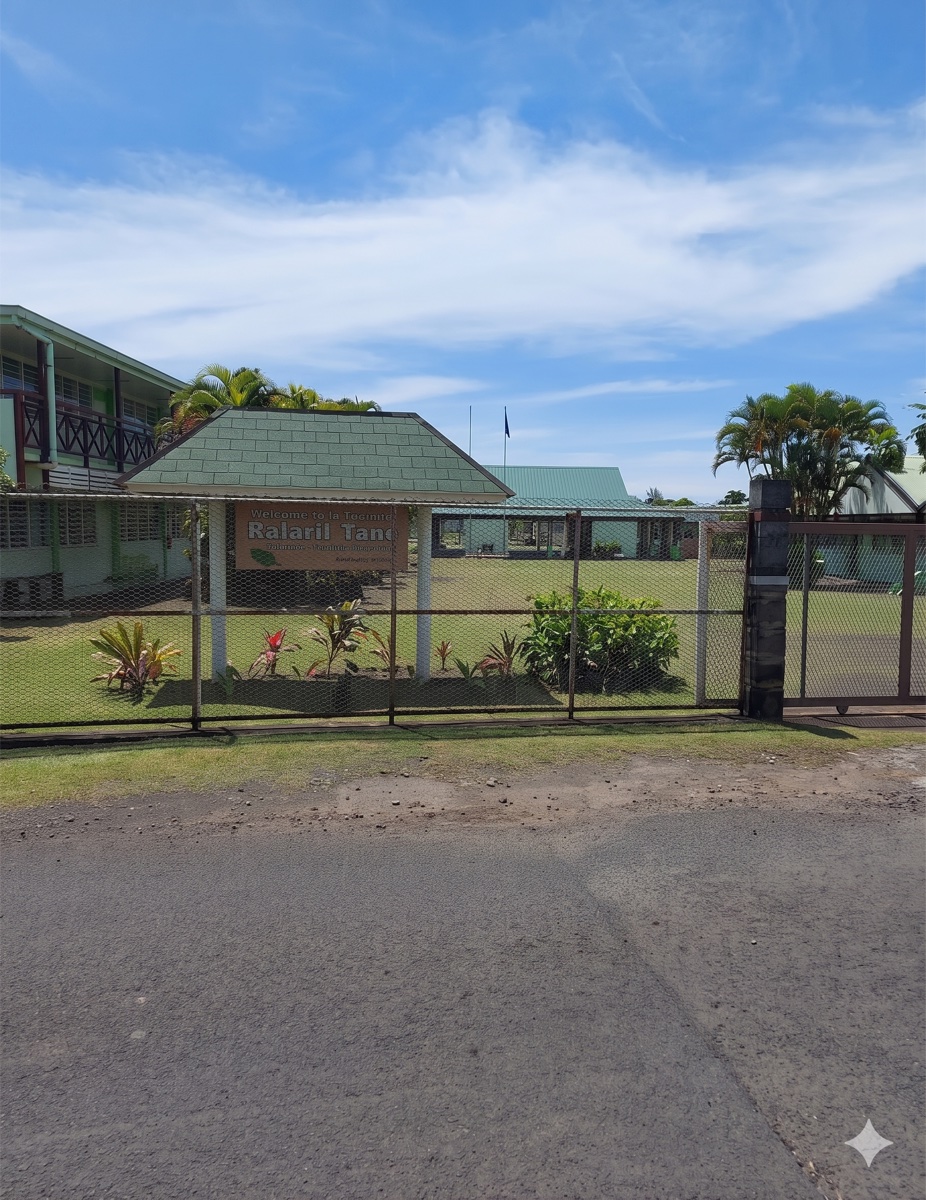 École neuve sous le soleil